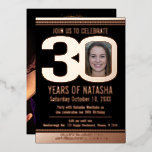 30th Birthdayパーティーブラックとバラ金ゴールドフォイル写真 箔招待状<br><div class="desc">シンプルグラフィックはっきりしたブラックとバラ金ゴールドフォイルまたはあなた自身のフォイルのカラー写真テンプレート30th誕生日パーティの招待状。自分の誕生日パーティーのイベント詳細と、30の0の中央に自分の誕生日の男の子または女の子の写真を表示し、反対に1枚のフルブリードアウト写真を使用して、このビーズの誕生日の招待状をパーソナライズする。その他の年の色と一致するアイテムが利用可能。©オリジナルデザインby Sarah Trett for www.mylittleeden.com on Zazzle.</div>