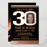 30th Birthdayパーティーブラックとバラ金ゴールドフォイル写真 箔招待状<br><div class="desc">シンプルグラフィックはっきりしたブラックとバラ金ゴールドフォイルまたはあなた自身のフォイルのカラー写真テンプレート30th誕生日パーティの招待状。自分の誕生日パーティーのイベント詳細と、30の0の中央に自分の誕生日の男の子または女の子の写真を表示し、反対に1枚のフルブリードアウト写真を使用して、このビーズの誕生日の招待状をパーソナライズする。その他の年の色と一致するアイテムが利用可能。©オリジナルデザインby Sarah Trett for www.mylittleeden.com on Zazzle.</div>