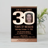 30th Birthdayパーティーブラックとバラ金ゴールドフォイル写真 箔招待状 (立ち正面)