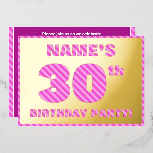 30th Birthdayパーティー:はっきりした、おもしろい、ピンクストライプ色 箔招待状 (正面/裏面)