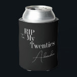 30th BirthdayパーティーRIP 20s白黒 缶クーラー<br><div class="desc">30歳モダンの誕生日で大人のハローウィンパーティデザイン。このシンプルRIP 20sデザインは、タイポグラフィと白黒のクラシックでスタイリッシュある。このテンプレートは、単にあなたの名前を追加するように設定されている。おもしろいとクールハロウィーンをテーマにした30歳の誕生日パーティーに最適で、誕生日プレゼントとして、またはパーティーの好みパーソナライズされたやアクセサリーとして理想的。パーソナライズするには、単にパーソナライズこのボタンを使用して名前を追加し、ここで年齢または残りの文字を変更することができもしる。色またはデザインを変更するには、フォント編集ツールをチェックアウトする。あなたもしは救済、パーソナライゼーションと一致する製品、またはカスタム設計のため連絡に、zazzleチャットで私が必要である。</div>