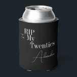 30th BirthdayパーティーRIP 20s白黒 缶クーラー<br><div class="desc">30歳モダンの誕生日で大人のハローウィンパーティデザイン。このシンプルRIP 20sデザインは、タイポグラフィと白黒のクラシックでスタイリッシュある。このテンプレートは、単にあなたの名前を追加するように設定されている。おもしろいとクールハロウィーンをテーマにした30歳の誕生日パーティーに最適で、誕生日プレゼントとして、またはパーティーの好みパーソナライズされたやアクセサリーとして理想的。パーソナライズするには、単にパーソナライズこのボタンを使用して名前を追加し、ここで年齢または残りの文字を変更することができもしる。色またはデザインを変更するには、フォント編集ツールをチェックアウトする。あなたもしは救済、パーソナライゼーションと一致する製品、またはカスタム設計のため連絡に、zazzleチャットで私が必要である。</div>