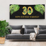 30th Birthdayブラックと金ゴールド熱帯葉パーティー 横断幕<br><div class="desc">30歳パーソナライズされたの誕生日パーティーのバナーを黒と金ゴールド。デザインは熱帯の金ゴールドと絡み合い、熱帯の花葉、バナナの葉、ヤシの葉、モンステラの葉で囲まれた大きな数の30を備えているレタリングで印刷されたカスタム文字を追加することもではっきりしたきる。"読ハッピーバースデー[名]"の例。30歳の誕生日の招待状とパーティー用品の調整のために私たちの店を参照しなさい。</div>