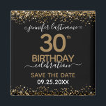 30th Birthday日付マグネットを保存 マグネット<br><div class="desc">上エレガントフェイクと下に紙吹雪のハイライトが輝く金ゴールド縁どグリッター。すべての文字は調整可能で、簡単は独自のパーティーニーズに合わせて変更できる。30歳素晴らしの誕生日テンプレートデザイン。日付マグネットのアラームを保存する。</div>