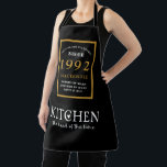 30th Birthday 1992名ブラックエレガント金ゴールドシック エプロン<br><div class="desc">その特別なお祝いのためのエプロンに素敵な誕生日の黒と金ゴールドのデザイン。提供さカスタマイズれたテンプレートを使用して容易に文字。誕生日の供給の設定基準範囲の一部。</div>