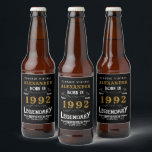 30th Birthday 1992名前を追加ヴィンテージブラック金ゴールド ビールラベル<br><div class="desc">そのパーソナライズされたクラシック用の誕生祝いビールボトルラベルデザイン。そのパーティーお祝いのためのより多くのギフトとパーティー供給は、ストアの"伝説的な"デザインで利用可能。</div>