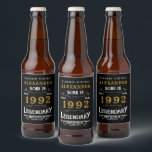 30th Birthday 1992名前を追加ヴィンテージブラック金ゴールド ビールラベル<br><div class="desc">そのパーソナライズされたクラシック用の誕生祝いビールボトルラベルデザイン。そのパーティーお祝いのためのより多くのギフトとパーティー供給は、ストアの"伝説的な"デザインで利用可能。</div>