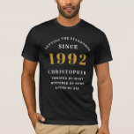 30th Birthday 1992白黒金ゴールドエレガント名 Tシャツ<br><div class="desc">そのパーソナライズされた誕生祝いのデザイン。ヴィンテージ誕生日プレゼントの名前をこのスタイルレトロデザインカスタムに追加する。名前と年を提供されたテンプレートで簡単に編集。素晴らしいカスタム誕生日プレゼント。その店で利用可能なパーティーお祝いのための他のギフトとパーティー供給。</div>