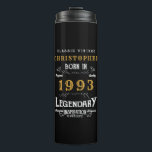30th Birthday 1993伝説のブラック金ゴールド追加の名前 タンブラー<br><div class="desc">誕生日ヴィンテージ「オリジナル品質伝説的インスピレーション」熱タンブラー。誕生祝い・アイテムを作成するテンプレート・フィールドに、必要に応じて名前と年ユニークを追加する。私たちの店で利用可能なギフト、パーティーアクセサリー、および服と一緒にチームでこれを取るwww.zazzle.com/store/thecelebrationstore</div>