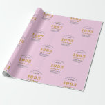 30th Birthday 1993 Add Name Pink Gray ラッピングペーパー<br><div class="desc">特別パーソナライズされたな人のためのその誕生祝いの包装紙デザイン。このヴィンテージレトロスタイルピンクとグレーのデザインに名前を追加カスタム誕生日プレゼント。名前と年を提供されたテンプレートで簡単に編集。素晴らしいカスタム誕生日プレゼント。その店で利用可能なパーティーお祝いのための他のギフトとパーティー供給。</div>