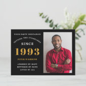 30th Birthday 1993 Nameフォトブラック金ゴールド 招待状 (スタンド正面)