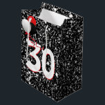 30th Birthday Balloons on Blackグリッター ミディアムペーパーバッグ<br><div class="desc">30歳の誕生日の黒いグリッターの背景に赤、白、黒の風船。</div>