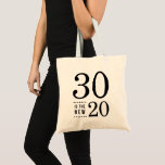 30th Birthday Black 30は新しい20 トートバッグ<br><div class="desc">この30歳ユーモアのあるの誕生日トートバッグは、黒で「30は新しい20」という言葉を特徴としている。ボタンの文字クリックを追加すカスタマイズる。*ズームプレビューに表示されるZazzle透かしは、最終印刷製品には表示されないことに注意。©新規型</div>