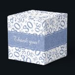 30th Birthday Blue/White乱数パターン フェイバーボックス<br><div class="desc">提供された文字テンプレートを使用して、この青と白の30歳の誕生日パーティーテーマ上の文字を簡単にパーソナライズ。背景デザイン全体のプリントパターンで様々なサイズと角度でマイルストーン番号30を繰り返した青と白の数字パターン。上部に白い四角が表示され、前面に青い帯が表示される。文字テンプレートを使用して、自分の単語、名前、イニシャル、またはモノグラムを追加する。小さな贈り物やパーティーのためのおもしろいアイディアは、あなたの30歳の誕生日のパーティー、または数祝30歳のすべての行事のために好む；ちょうどイベントに一致するように文字を変更する。</div>