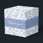 30th Birthday Blue/White乱数パターン フェイバーボックス<br><div class="desc">提供された文字テンプレートを使用して、この青と白の30歳の誕生日パーティーテーマ上の文字を簡単にパーソナライズ。背景デザイン全体のプリントパターンで様々なサイズと角度でマイルストーン番号30を繰り返した青と白の数字パターン。上部に白い四角が表示され、前面に青い帯が表示される。文字テンプレートを使用して、自分の単語、名前、イニシャル、またはモノグラムを追加する。小さな贈り物やパーティーのためのおもしろいアイディアは、あなたの30歳の誕生日のパーティー、または数祝30歳のすべての行事のために好む；ちょうどイベントに一致するように文字を変更する。</div>