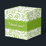 30th Birthday Green/White Random Number Pattern フェイバーボックス<br><div class="desc">提供された文字テンプレートを使用して、この緑と白の30歳の誕生日パーティーテーマ上の文字を簡単にパーソナライズ。背景デザイン全体のプリントパターンで様々なサイズと角度で繰り返されるマイルストーン番号30の緑と白の数パターン。上部に白い四角があり、前面に緑の帯がある。文字テンプレートを使用して、自分の単語、名前、イニシャル、またはモノグラムを追加する。小さな贈り物やパーティーのためのおもしろいアイディアは、あなたの30歳の誕生日のパーティー、または数祝30歳のすべての行事のために好む；ちょうどイベントに一致するように文字を変更する。</div>
