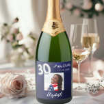 30th Birthday navyの青い写真 スパークリングワインラベル<br><div class="desc">ネイビーブルーの背景。青い色が不均一だ。日付、名前、写真をカスタマイズして追加する。銀書色のバロフェイクンスタイルフォント。</div>