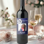 30th Birthday navyの青い写真 ワインラベル<br><div class="desc">ネイビーブルーの背景。青い色が不均一だ。日付、名前、写真をカスタマイズして追加する。銀書色のバロフェイクンスタイルフォント。</div>