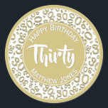 30th Birthday Number Pattern金ゴールド/白30 ラウンドシール<br><div class="desc">名前、イニシャル、またはモノグラムを中央の円に追加する簡単で、文字テンプレートが提供される。このデザインは、金ゴールドと白の乱数パターンであり、マイルストーン番号30が様々なサイズと角度でランダムに散乱している。中央に円があり、金ゴールドと白い輪が縁に付のまわりにいている。30歳の誕生日クールパーティーと30歳のすべての行事のためのアイディアで祝す。イベントに合わせて文字を変えるだけ。</div>