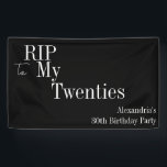 30th Birthday RIP 20s白黒パーティー 横断幕<br><div class="desc">これは30歳モダンの誕生日で、ハロウィーンの大人のパーティーデザイン。このシンプルRIP 20sデザインは、タイポグラフィと白黒のクラシックでスタイリッシュある。30歳クールの誕生日パーティーとおもしろい、ハロウィーンをテーマにした。パーソナライズするには、単にパーソナライズこのボタンを使用して名前を追加し、ここで年齢または残りの文字を変更することができもしる。色またはデザインを変更するには、フォント編集ツールをチェックアウトする。あなたもしは救済、パーソナライゼーションと一致する製品、またはカスタム設計のため連絡に、zazzleチャットで私が必要である。</div>