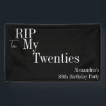 30th Birthday RIP 20s白黒パーティー 横断幕<br><div class="desc">これは30歳モダンの誕生日で、ハロウィーンの大人のパーティーデザイン。このシンプルRIP 20sデザインは、タイポグラフィと白黒のクラシックでスタイリッシュある。30歳クールの誕生日パーティーとおもしろい、ハロウィーンをテーマにした。パーソナライズするには、単にパーソナライズこのボタンを使用して名前を追加し、ここで年齢または残りの文字を変更することができもしる。色またはデザインを変更するには、フォント編集ツールをチェックアウトする。あなたもしは救済、パーソナライゼーションと一致する製品、またはカスタム設計のため連絡に、zazzleチャットで私が必要である。</div>