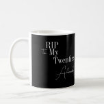 30th Birthday RIP 20s白黒 コーヒーマグカップ<br><div class="desc">30歳モダンの誕生日のハロウィーンデザイン。このシンプルクラシックRIP 20sデザインは、名前を追加するためのタイポグラフィと宇宙と共に白と黒のに入っている。おもしろい、クールハロウィーンをテーマにした30歳の誕生日パーティーやお祝いに最適で、誕生日プレゼントやパーティーの特典としてパーソナライズされたお客様に最適。パーソナライズするには、単にパーソナライズこのボタンを使用して名前を追加し、ここで年齢または残りの文字を変更することができもしる。色またはデザインを変更するには、フォント編集ツールをチェックアウトする。パーソナもしリ救済ゼーション、マッチング製品、またはzazzleチャットや電子メールを介したカスタムデザインの私のための必要がある： ursuladawnmoon@gmail.com</div>