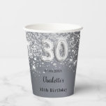 30th birthday silverグリッターキラキラの名前 紙コップ<br><div class="desc">魅力的で30歳ガーリーの誕生日のパーティー。銀の金フェイク属のような背景。前面と背面：名前と日付をカスタマイズして追加。飾フェイクグリッターの塵で</div>