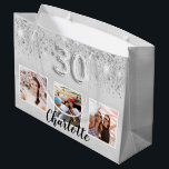 30th birthday silverグリッター写真名 ラージペーパーバッグ<br><div class="desc">30歳ガーリーの抱き枕。銀色のメタリックな背景にグリッターの塵。3枚の写真と名前をパーソナライズして追加。30番はバ書ロンスタイルフォント。パーティーの好意バッグや抱き枕として完璧。</div>
