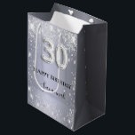 30th birthday silverグリッター名台本 ミディアムペーパーバッグ<br><div class="desc">クラシックエレガントグラマラス30歳の誕生日パーティー。銀色の背景。飾グリッター名前をカスタマイズして追加する。文字:ハッピーバースデー。名前は手書文字のスタイルスモダンクリプト付き。30番はバ書ロンスタイルフォント。</div>