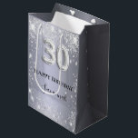 30th birthday silverグリッター名台本 ミディアムペーパーバッグ<br><div class="desc">クラシックエレガントグラマラス30歳の誕生日パーティー。銀色の背景。飾グリッター名前をカスタマイズして追加する。文字:ハッピーバースデー。名前は手書文字のスタイルスモダンクリプト付き。30番はバ書ロンスタイルフォント。</div>