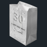 30th birthday silverグリッター名 ミディアムペーパーバッグ<br><div class="desc">クラシックエレガントグラマラス30歳の誕生日パーティー。銀フェイク色の背景。飾グリッター名前をカスタマイズして追加する。文字:ハッピーバースデー。名前は手書文字のスタイルスモダンクリプト付き。30番はバ書ロンスタイルフォント。</div>