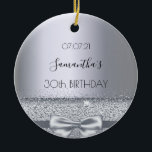 30th birthday silver bowの名前 セラミックオーナメント<br><div class="desc">若モダンい女スタイリッシュ性の30歳の誕生日パーティーのために華やかで。銀のフェイク弓、リボンと輝きエレガントとフェイク銀色の金属的な背景。名前は黒い手書文字のモダンスタイルスクリプトで示す。テンプレートの日(誕生又はパーティーの日)及び30歳贈り物、お気に入り、形見、またはパーティー装飾として完璧。</div>