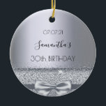 30th birthday silver bowの名前 セラミックオーナメント<br><div class="desc">若モダンい女スタイリッシュ性の30歳の誕生日パーティーのために華やかで。銀のフェイク弓、リボンと輝きエレガントとフェイク銀色の金属的な背景。名前は黒い手書文字のモダンスタイルスクリプトで示す。テンプレートの日(誕生又はパーティーの日)及び30歳贈り物、お気に入り、形見、またはパーティー装飾として完璧。</div>