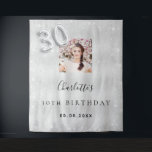 30th birthday silver photoグリッターへようこそ タペストリー<br><div class="desc">華やかな30歳の誕生日のパーティーのための歓迎タペストリー。銀フェイク色の背景飾にグリッター粉。写真、名前高品質、日付をパーソナライズして追加。30番はバ書ロンスタイルフォント。フォトブースの背景やパーティーの壁の装飾として使用することもできる。</div>