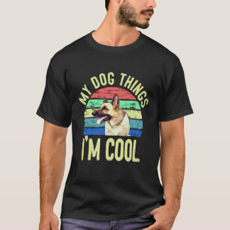 31のことで犬は私をクールだと思ってるジャーマンシェパード Tシャツ