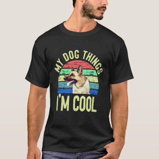 31のことで犬は私をクールだと思ってるジャーマンシェパード Tシャツ (正面)