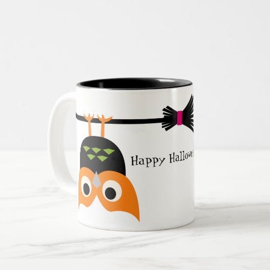 31.ほうきのハロウィーンマグの上に置かれたフクロウのさかさま ツートーンマグカップ (正面左)
