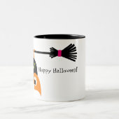 31.ほうきのハロウィーンマグの上に置かれたフクロウのさかさま ツートーンマグカップ (中央)