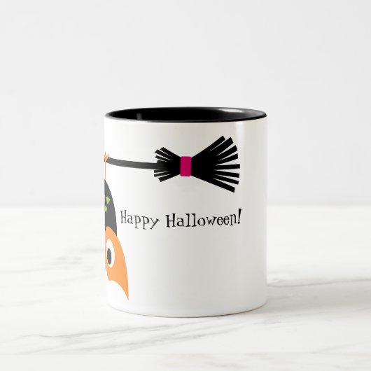 31.ほうきのハロウィーンマグの上に置かれたフクロウのさかさま ツートーンマグカップ (中央)