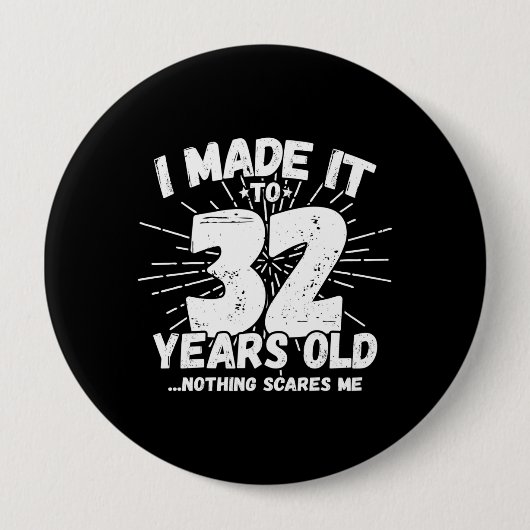 32おもしろい誕生日引用文皮肉32歳 缶バッジ (正面)