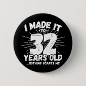 32歳皮肉ミームおもしろい32日誕生日 缶バッジ (正面)