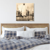 32階での鉄骨工の昼食 キャンバスプリント (インサイチュ (寝室))