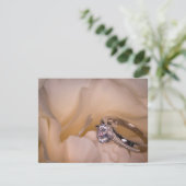 3292-婚約リングや輪オンホワイトカーネーション 招待状 (スタンド正面)