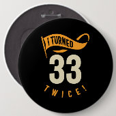 33を2回も回した！66おもしろい誕生日 缶バッジ (正面&裏面)