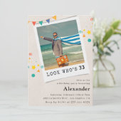 33歳の誕生日の招待メンズおもしろい写真 招待状 (スタンド正面)