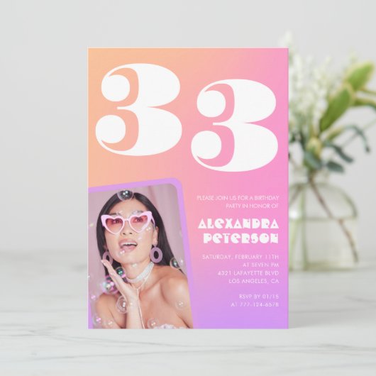 33歳の誕生日の招待レトロピンク写真 招待状 (スタンド正面)