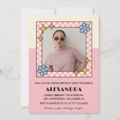 33歳の誕生日の招待レトロGroovyピンクの花 招待状 (正面)