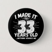 33歳皮肉ミームおもしろい33誕生日 缶バッジ (正面)