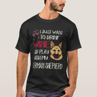 33 ワインを飲んでジャーマンシェパードと遊びたいだけ Tシャツ
