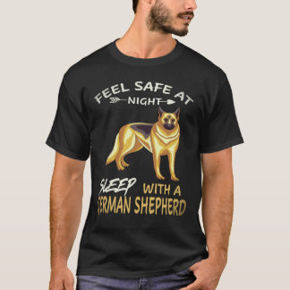 33 夜は安心して眠れる ジャーマンシェパードと一緒 Tシャツ